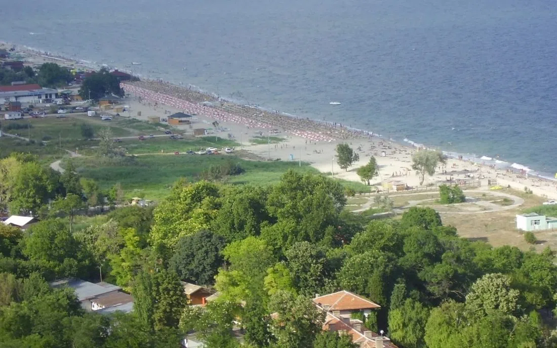Плажът на Кранево и зеленината на Балтата