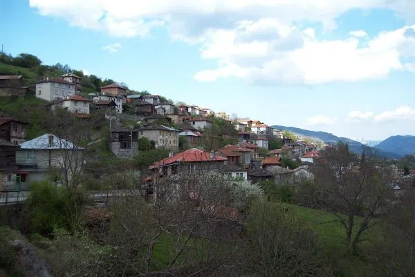 Панорама на Орехово под синьо небе