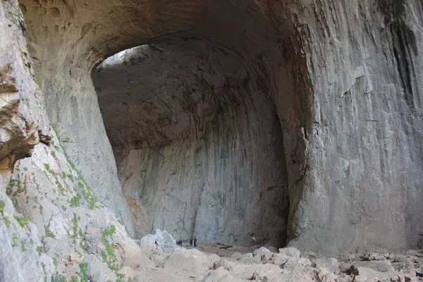 Входната арка на пещерата Проходна край Карлуково