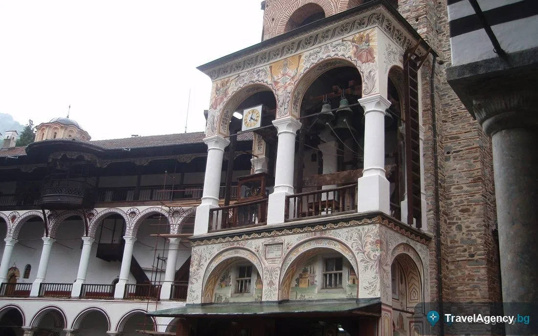 Камбанарията на Рилския манастир с часовник и камбани