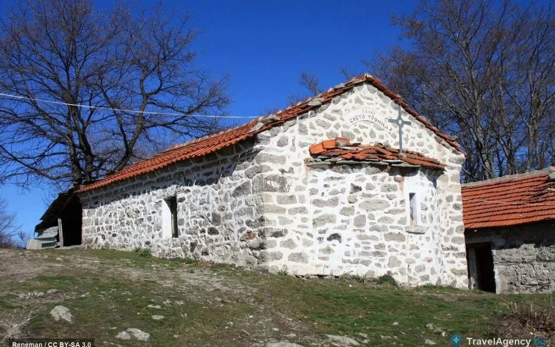 Каменен параклис край Кръстова гора в Родопите