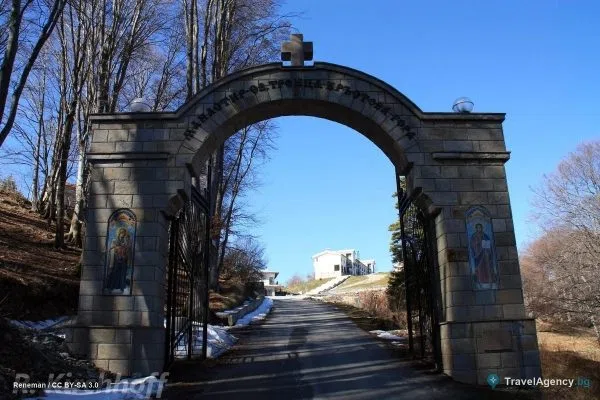 Каменна порта към Кръстова гора