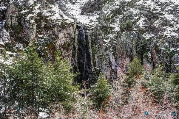 Скален пролом с водопад в родопската гора