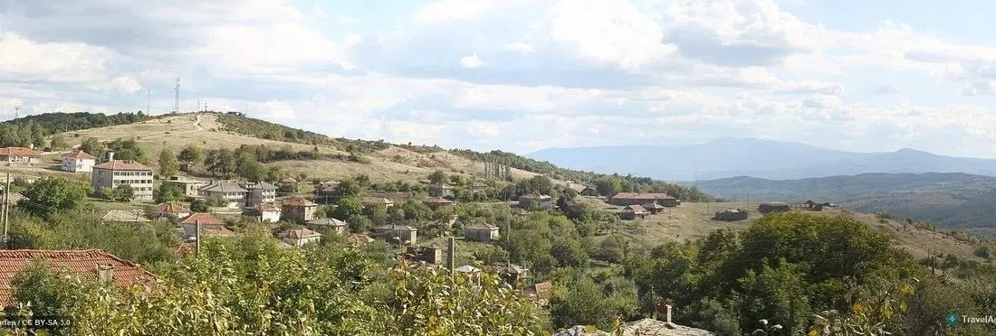 Родопско село по планинския склон край Зорница