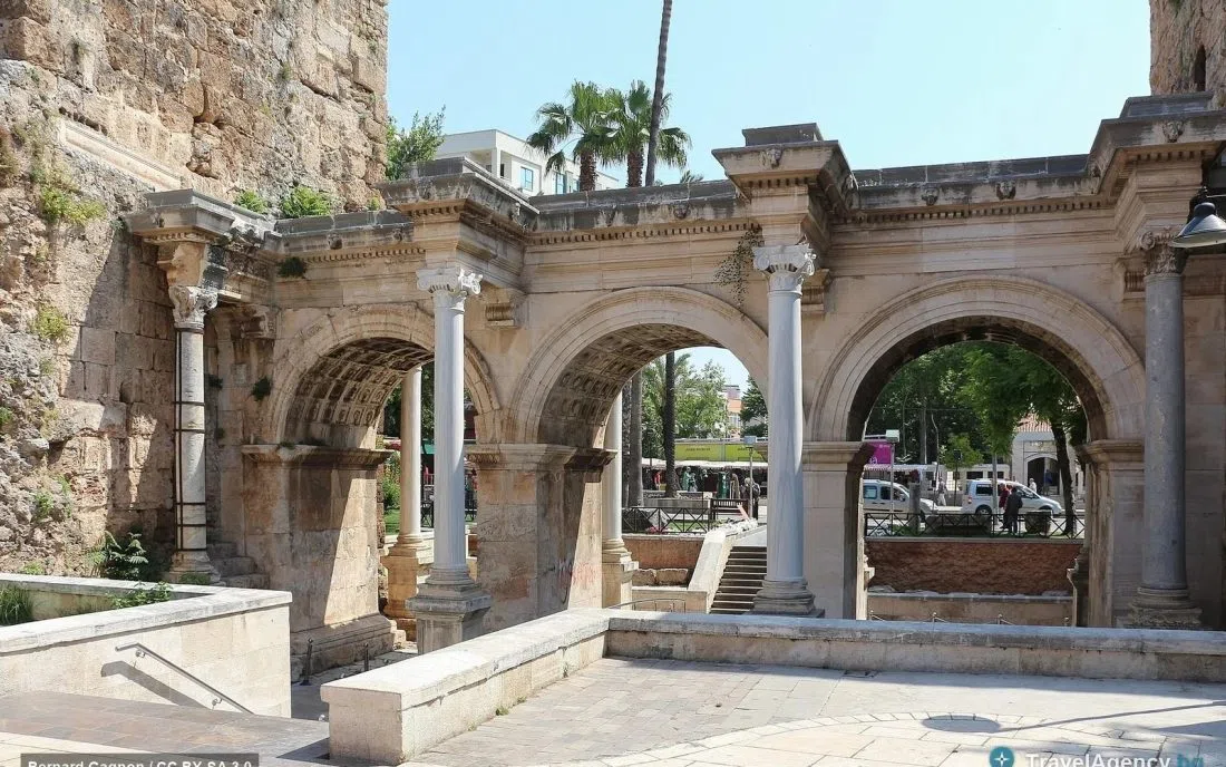 Трите свода на Адриановата порта в Калеичи