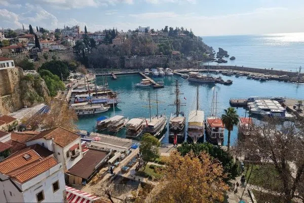 Дървени гулети в стария пристан на Калеичи