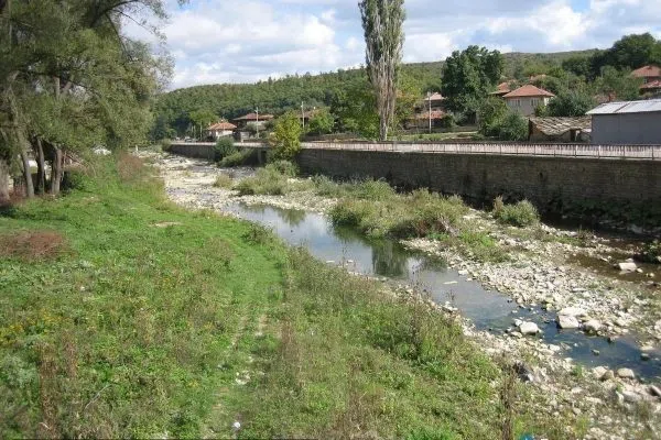 Реката край къщите на Дъбовица