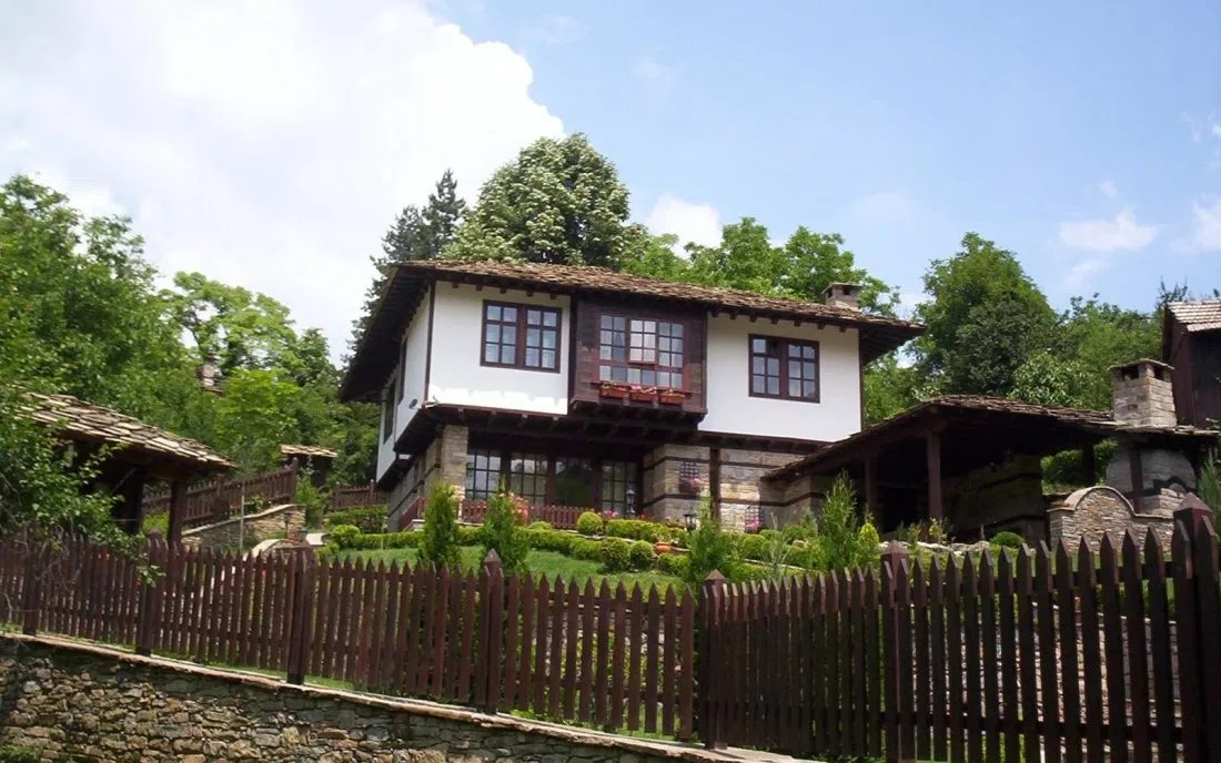Каменна възрожденска къща в резервата Боженци край Кметовци