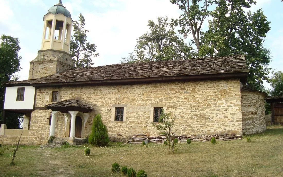 Каменната църква в Боженци край Кметовци