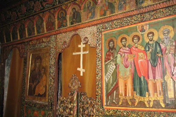 Иконостас и икони в църквата на Роженския манастир