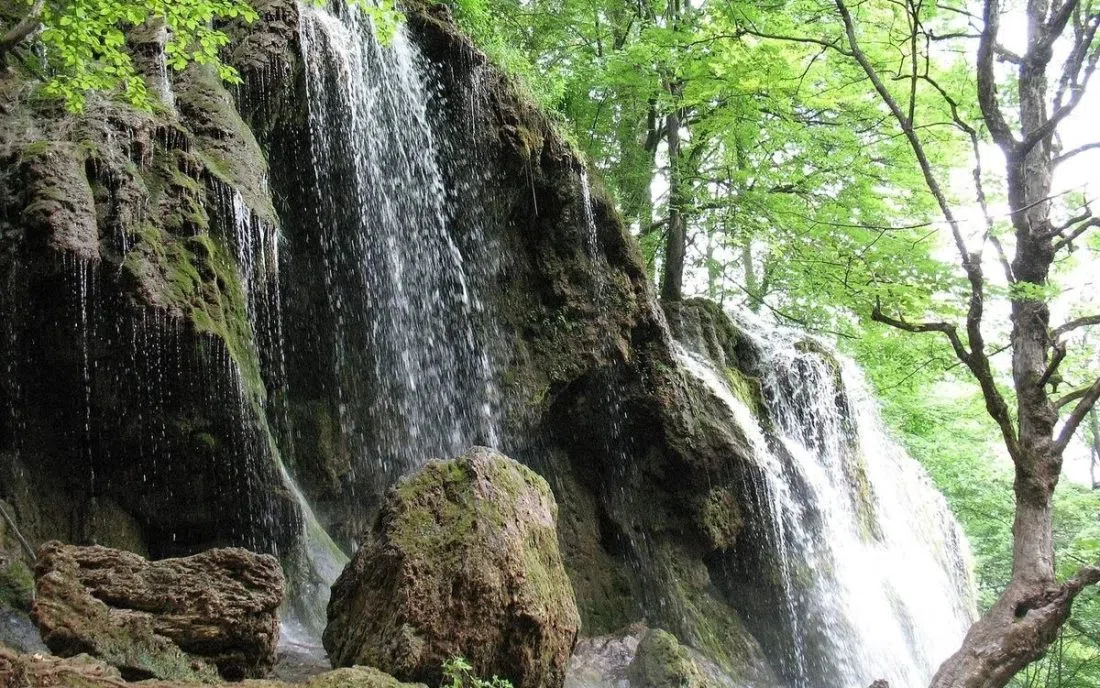 Водопадът Врана вода по мъхестата скала край село Ямна