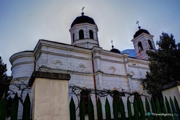 Фасадата на храма във Враца