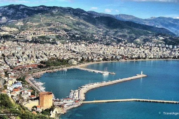 Панорама на Червената кула и пристанището на Алания