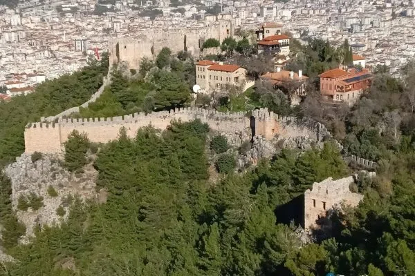 Каменните къщи на стария град в крепостта на Алания