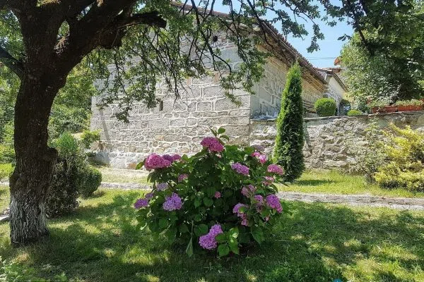 Градината край храма в Добърско