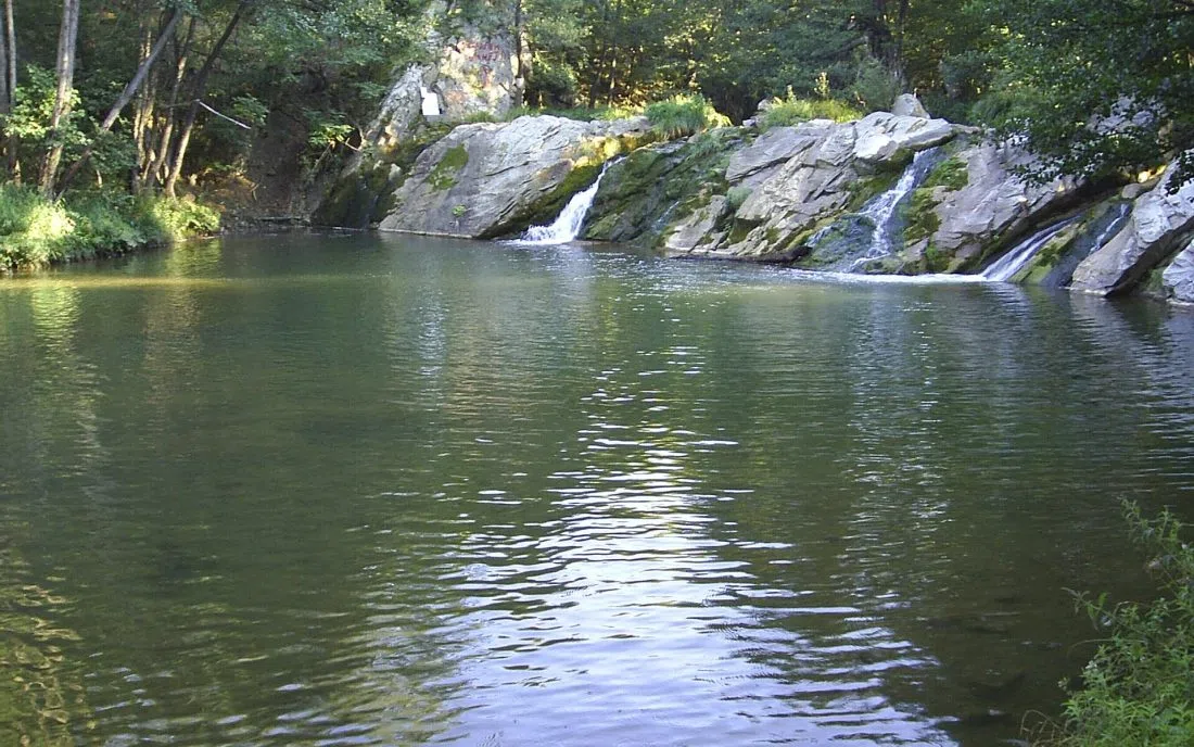 Горски праг разпенва водата сред камъните край Бероново