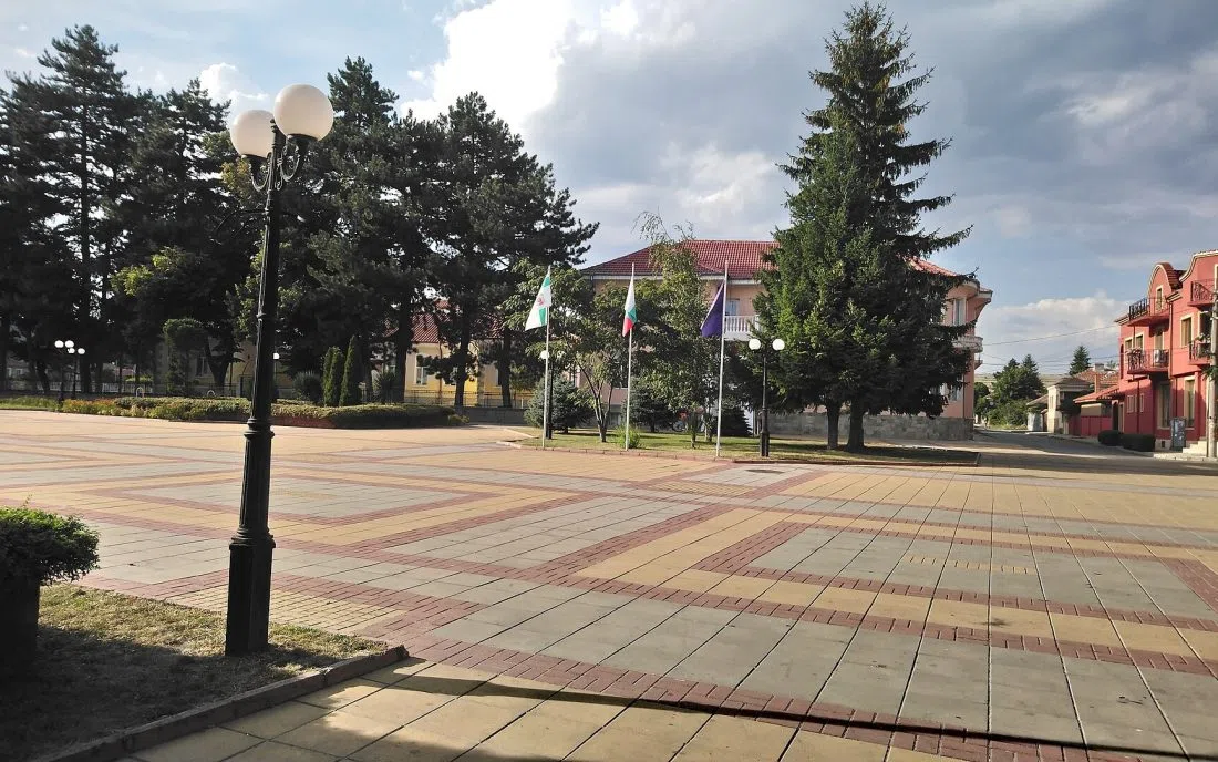 Общинската сграда и площадът на близкия Сунгурларе