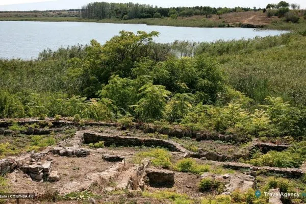 Дуранкулашкото езеро с тръстиките и старите зидове