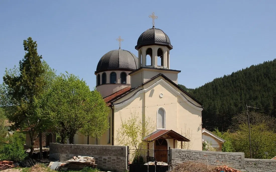Православен храм Свети Димитър в Годеч под залесен склон