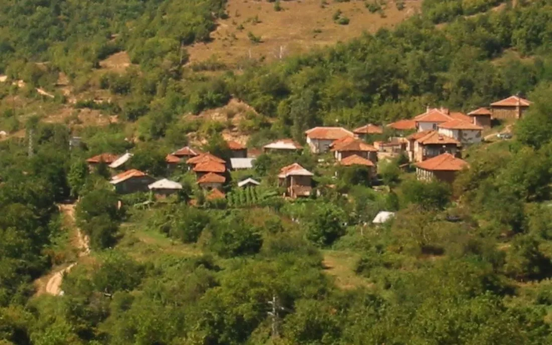 Село Кашина в югозападните склонове на Пирин