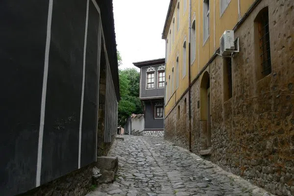 Тясна калдъръмена улица в Стария Пловдив