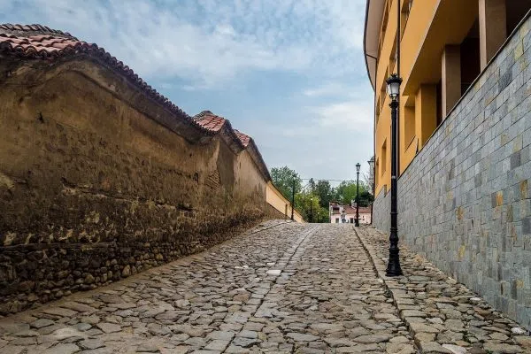 Каменна стена и стар фенер в Стария Пловдив