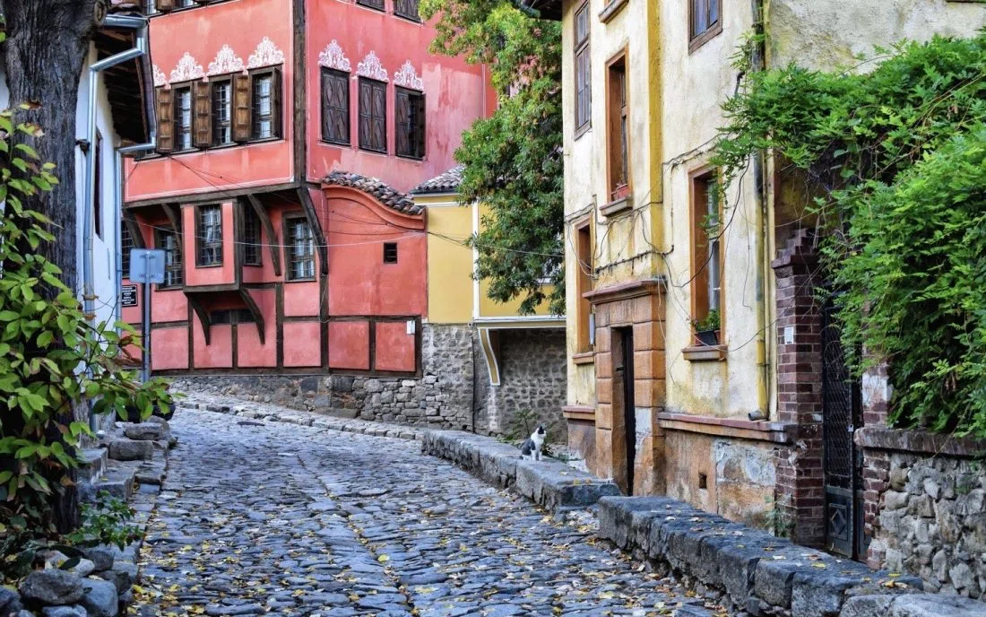 Пъстри възрожденски къщи по калдъръмена улица в Стария Пловдив