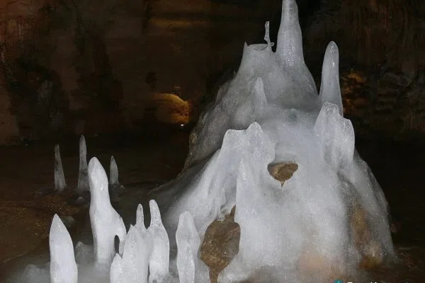Ледени игли в пещерата