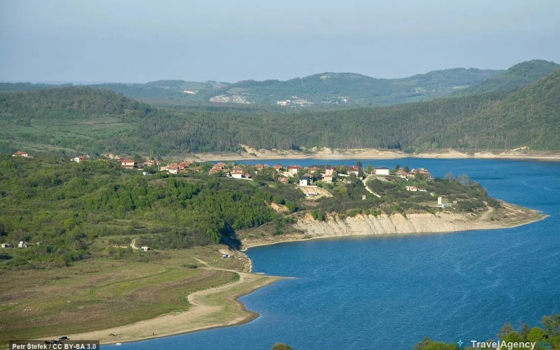 Село Аспарухово на нос над язовир Цонево сред гористи балкански склонове
