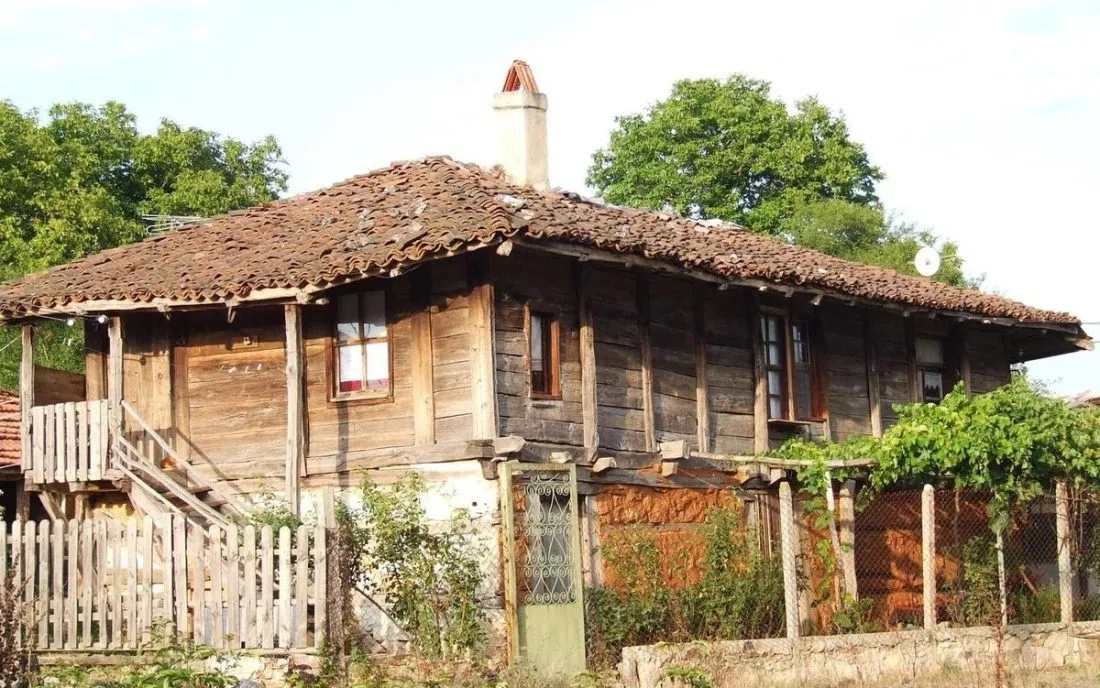 Стара дъбова къща в село Бръшлян в Странджа