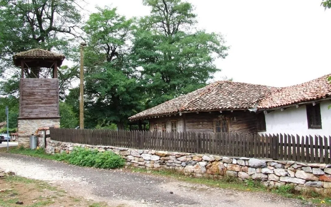 Дървена камбанария край църквата в Бръшлян