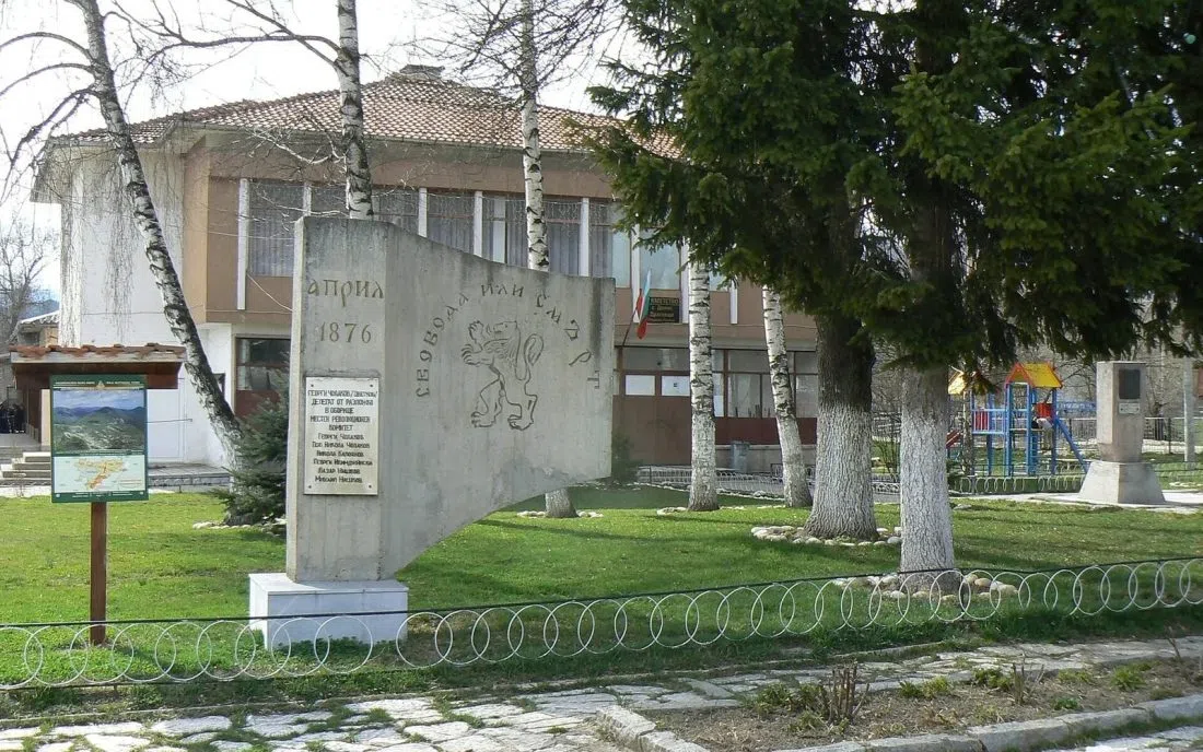 Паметник в парка на Долно Драглище