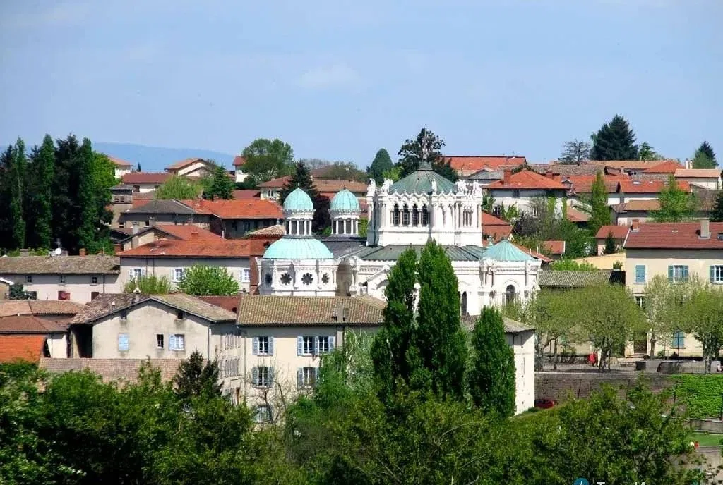 Панорама на френското село Арс сюр Форман с куполите на базиликата и керемидени покриви