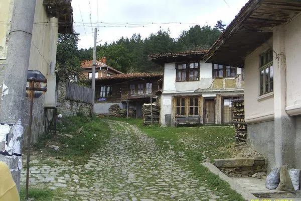 Калдъръмена улица със стари къщи в село Градец