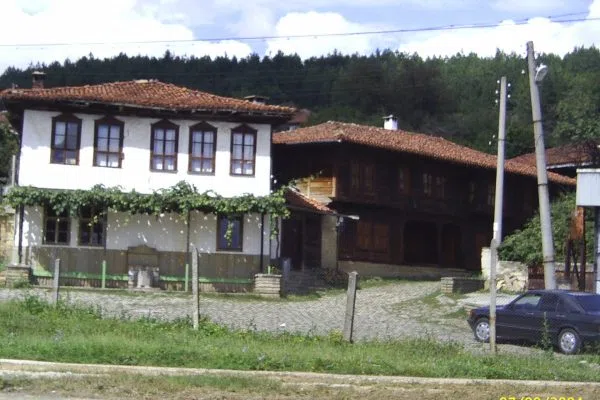 Възрожденски къщи с лозница в село Градец