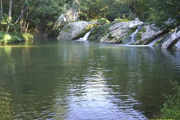 Реката край село Градец с малки прагове и мъхести скали