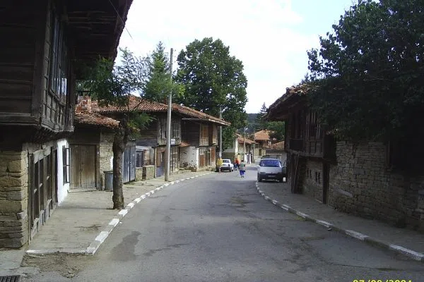 Главната улица на село Градец с дъсчени фасади