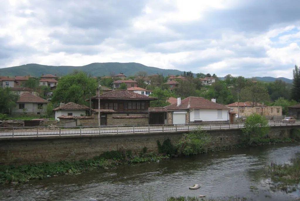 Възрожденска къща край реката в село Градец