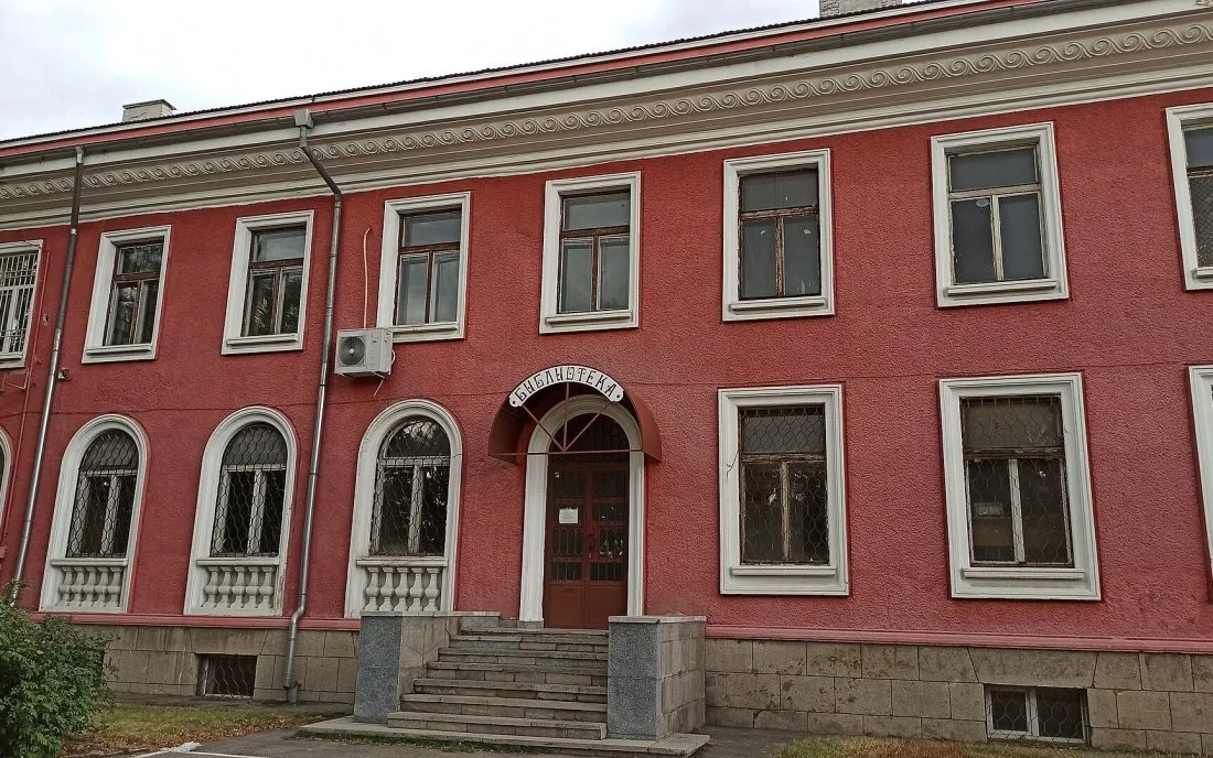 Червената фасада на читалището с библиотеката в град Искър