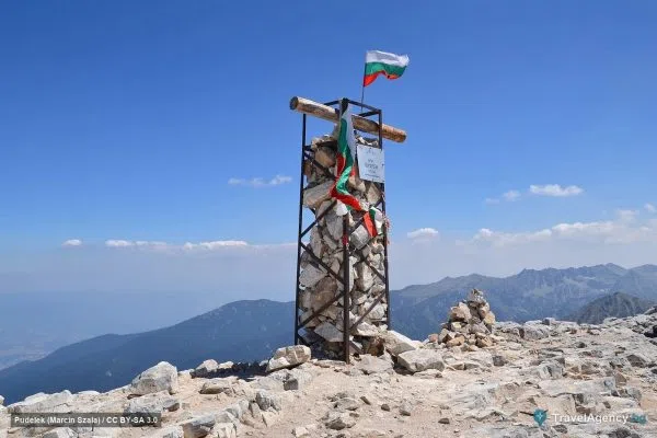 Върхът Вихрен с табелата на билото