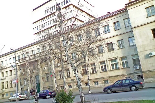 Широка улица край представителните сгради в центъра на Разград
