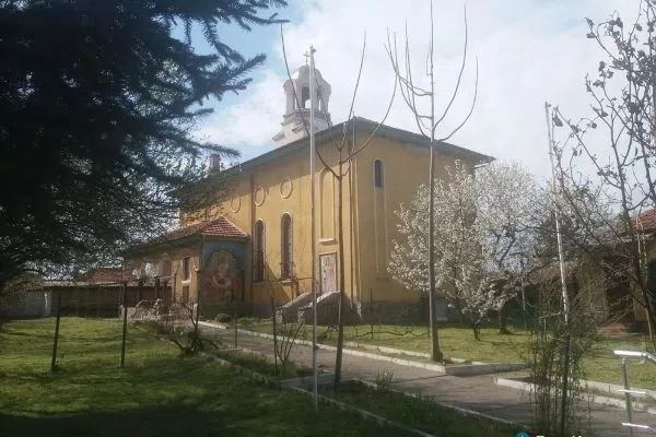 Оградата на храма