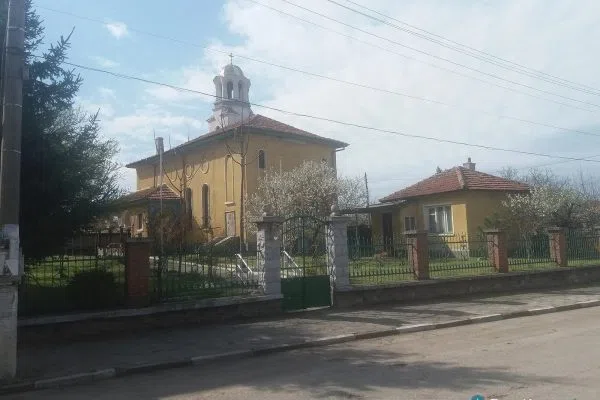 Камбанарията над покривите