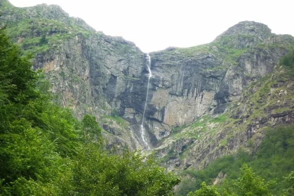 Водопадът Видимско пръскало, обрамчен от зелени дървета