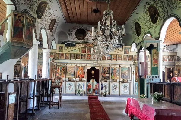 Иконостасът във вътрешността на църквата в Златоград