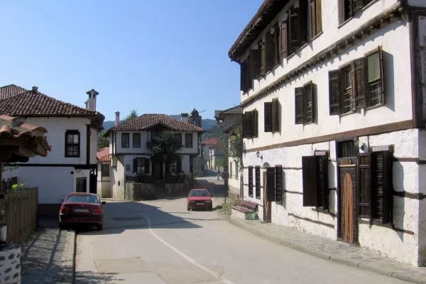 Калдъръмена улица с възрожденски къщи в Златоград