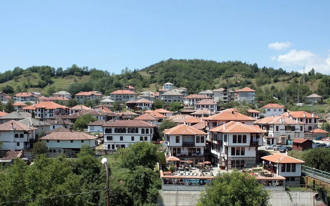 Панорама на стария Златоград с червените керемидени покриви