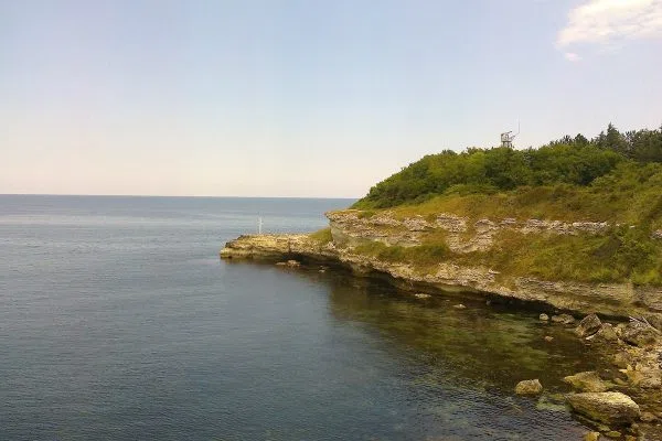 Крайбрежен нос с бял кръст край Царево