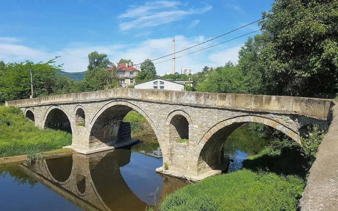 Каменният мост край манастира