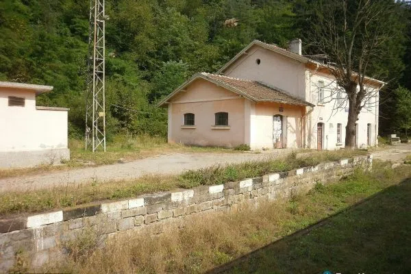 Перонът на гара Борущица сред гористите склонове на Стара планина